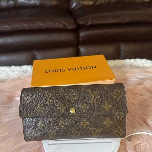 Louis Vuitton Sarah Long Wallet w/ Credit Card Slots, Box, Dust Bag & Chain - Picture 4 of 14